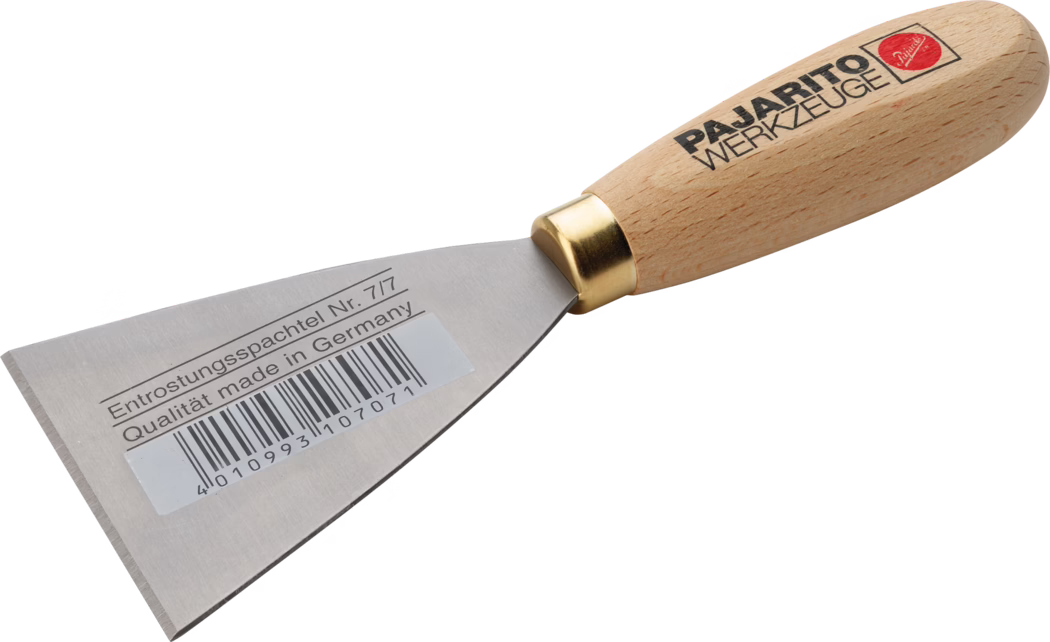 Nahaufnahme eines Metallspachtels mit breiter Edelstahlklinge und glattem, abgerundetem Holzgriff. Auf der Klinge ist ein Barcode-Aufkleber und der gedruckte Text „Entrostungsspachtel Nr. 7/7 Qualität made in Germany“ sichtbar; die Kante ist zum Schaben geschliffen. Der Griff besteht aus hellem Buchenholz mit Messinghülse und dem aufgedruckten Markenzeichen 'PARITO WERKZEUGE' in Schwarz und Rot; das Werkzeug ist vor weißem Hintergrund leicht geneigt dargestellt und eignet sich zur Rostentfernung, zum Abkratzen von Farbe und für Spachtelarbeiten.