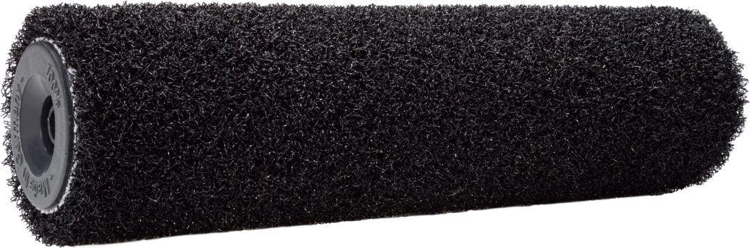 Pajarito_Dummy_Quick Fill Performance Line_168678_2021-11 Nahaufnahme eines zylindrischen Farbrollerbezugs mit einer groben, offenporigen schwarzen Synthetikfaser-Oberfläche. Der Rollerbezug zeigt eine dichte, gekräuselte Maschenstruktur, die dafür ausgelegt ist, Farbe auf rauen oder strukturierten Flächen aufzunehmen und gleichmäßig abzugeben. Eine Kunststoff-Endkappe und das hohle Innenrohr sind sichtbar, was auf die Montage an einer Standard-Rollerhalterung hinweist; das Material wirkt robust und geeignet für Grundierungen, strukturierte Anstriche oder Lacke. Das Bild konzentriert sich auf die Oberflächendetails bei neutraler Beleuchtung.