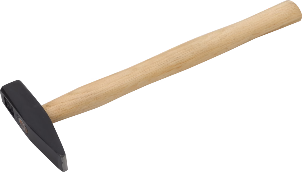 Pajarito_Dummy_Locksmiths hammer_033243_077735_033269_033288_034907_2021-02 Ein Handwerkzeug: ein Hammer mit einem langen, glatten, hellen Holzgriff und einem schwarzen Metallkopf. Der Kopf hat auf einer Seite eine flache Schlagfläche und auf der gegenüberliegenden Seite eine schmale, meißelartige Spitze. Der Holzgriff ist leicht gebogen für einen sicheren, ergonomischen Griff. Der Hammer ist diagonal auf weißem Hintergrund fotografiert.