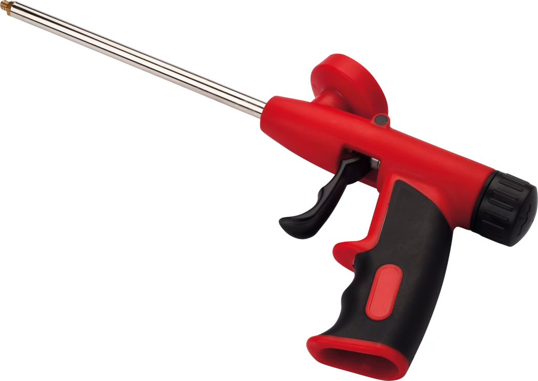 Nahaufnahme einer rot-schwarzen Kartuschenpistole mit langer silberner Düse, die den ergonomischen Griff, den Abzug und die drehbare Düsenhalterung vor weißem Hintergrund zeigt.