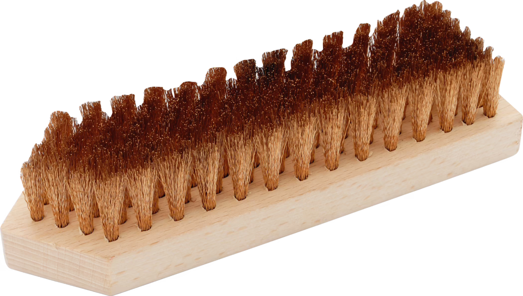 Pajarito_Dummy_Stain brush phosphor bronze wire_041873_014360_2021-02 Nahaufnahme einer kleinen, rechteckigen Reinigungsbürste aus Holz mit dicht stehenden, naturbraunen Borsten. Der Bürstenkörper besteht aus einem hellen, glatten Holzblock mit mehreren gleichmäßig angeordneten Bürstenbüscheln aus groben, strohähnlichen Borsten, die senkrecht stehen. Die Borsten sind zweifarbig, an den Spitzen dunkler und zur Basis hin heller, was auf Naturfasern hindeutet; das Motiv ist freigestellt auf weißem Hintergrund und betont Textur und feine Details, ideal für Produktabbildungen oder Kataloge.