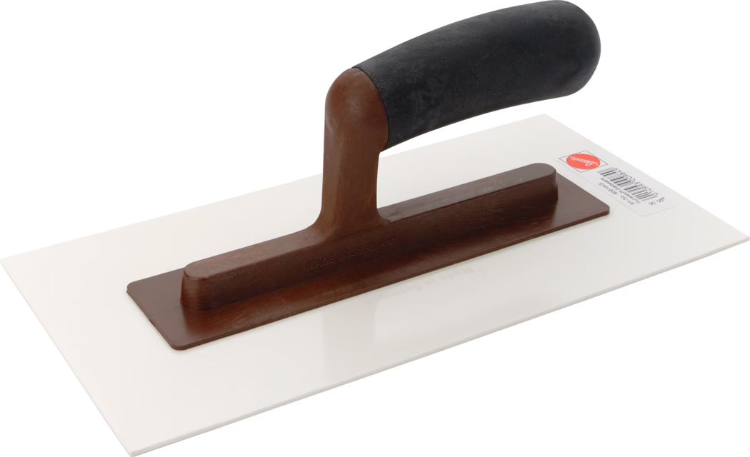 Eine rechteckige weiße Glättkelle mit einer glatten Kunststoffklinge und einem braunen Kunststoffgriff oben, der über einen schwarzen Gummigriff verfügt. Das Werkzeug wird zum Verputzen und Glätten von Oberflächen verwendet; am Griff ist 'Made in Germany' eingeprägt und auf der Klinge ist ein Barcode-Aufkleber sichtbar. Die Kelle ist vor weißem Hintergrund fotografiert.