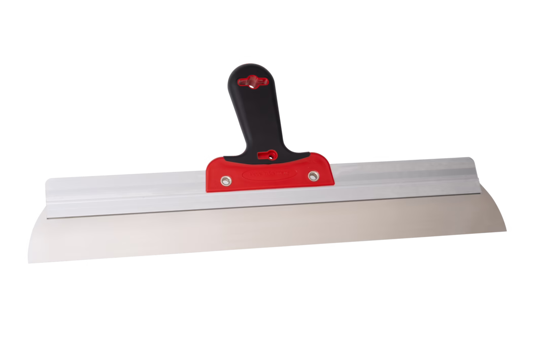 Breiter Edelstahl-Spachtel (Glättkelle) mit langer flacher Klinge und Aluminiumschiene, versehen mit einem ergonomischen schwarzen Kunststoffgriff und roter Befestigung. Die flexible Stahlklinge besitzt eine leicht abgerundete untere Schneide und eignet sich zum Glätten von Putz, Feinspachtel und Fugenmasse auf großen Flächen. Das Werkzeug ist auf weißem Hintergrund zentriert und waagerecht ausgerichtet; es wirkt sauber und neuwertig und ist etwa 50 cm breit. Professionelles Handwerkszeug für Verputz- und Trockenbauarbeiten zur Erzielung glatter Oberflächen.