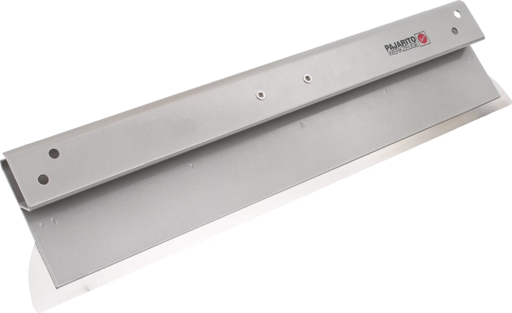 Pajarito_Dummy_Smoothing spatula PAJAQUICK_013284_013288_013297_013362_013224_013229_013250_013283_013287_013296_013688_013685_013228_013249_2021-02 Ein langer, breiter Metallspachtel bzw. Schaber vor weißem Hintergrund. Das Werkzeug besitzt eine gerade Edelstahlklinge und eine silber lackierte, umgeschlagene Metallhalterung, die mit Nieten befestigt ist; auf dem Griff ist die Marke ‚PAJARITO WERKZEUGE‘ aufgedruckt. Das Bild zeigt das Werkzeug diagonal gelegt und betont die Klingenkante sowie die Klammer zur Aufnahme austauschbarer Klingen; geeignet zum Glätten von Putz, Entfernen von Tapeten und Auftragen von Klebstoffen.