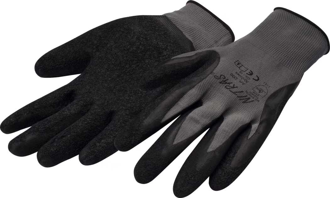 Ein Paar graue und schwarze Arbeitshandschuhe liegt flach auf weißem Hintergrund. Die Handschuhe haben graue, elastische Strickrückseiten und eine schwarze, gummierte, strukturierte Beschichtung auf Handfläche und Fingern zur Verbesserung des Griffs. Die Beschichtung auf Handfläche und Fingern wirkt rau, fast schleifpapierähnlich, während der Handrücken eng anliegt; elastische Bündchen mit schwarzer Einfassung sichern das Handgelenk. Auf dem Handrücken eines Handschuhs sind Druckmarkierungen mit Prüfzeichen, Größenangaben und eine Produktbezeichnung erkennbar. Die Handschuhe wirken leicht, flexibel und eignen sich für leichte Arbeiten, die Geschicklichkeit und guten Halt erfordern, etwa Montage, Werkzeuggebrauch oder Außenarbeiten.