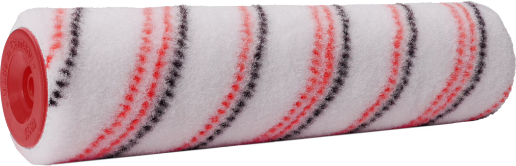 Pajarito_Dummy_Nylon Champ Performance Line_168937_168938_168939_2021-11 Nahaufnahme einer neuen zylindrischen Farbrollenhülse mit weißem, flauschigem Flor und diagonal verlaufenden roten und schwarzen Spiralstreifen. Die Rolle zeigt dichte synthetische Fasern und einen roten Kunststoff-Endring mit Prägung 'Made in Germany'. Sie wirkt sauber und unbenutzt, eignet sich für glatte bis leicht strukturierte Wände und ist waagrecht vor weißem Hintergrund fotografiert, wodurch Struktur und Farbkontrast betont werden.