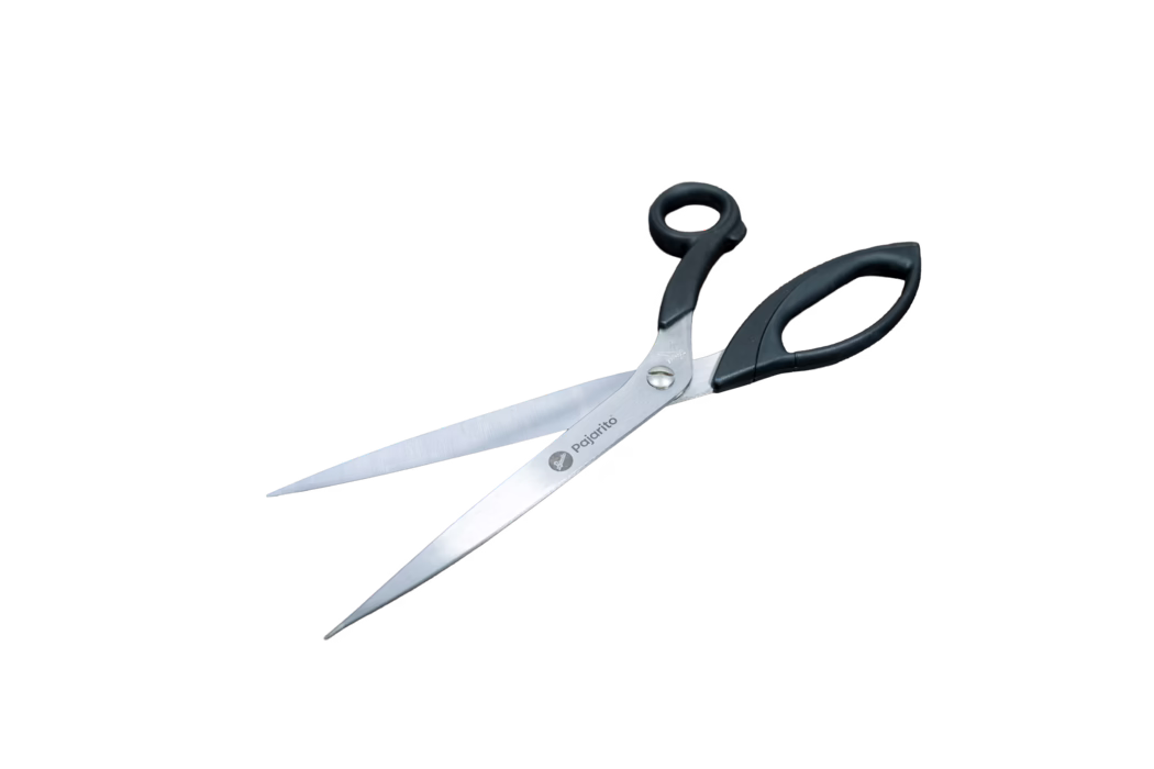 Ein Paar große Edelstahlscheren mit langen, schmalen Klingen und schwarzen ergonomischen Kunststoffgriffen vor weißem Hintergrund. Die Klingen sind leicht geöffnet und mit einem Metallniet am Drehpunkt verbunden; auf einer Klinge ist der Markenname Pajarito sichtbar. Die Schere eignet sich zum Zuschneiden von Stoffen oder für allgemeine Schneidaufgaben.