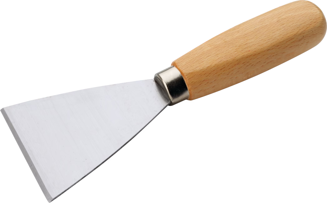 Nahaufnahme eines Spachtels mit flacher, dreieckiger Edelstahlklinge und kurzem, glattem hellen Holzgriff, verbunden durch eine Metallhülse; die Klinge zeigt feine Bearbeitungsspuren und eine gerade scharfe Schneide, auf weißem Hintergrund fotografiert.
