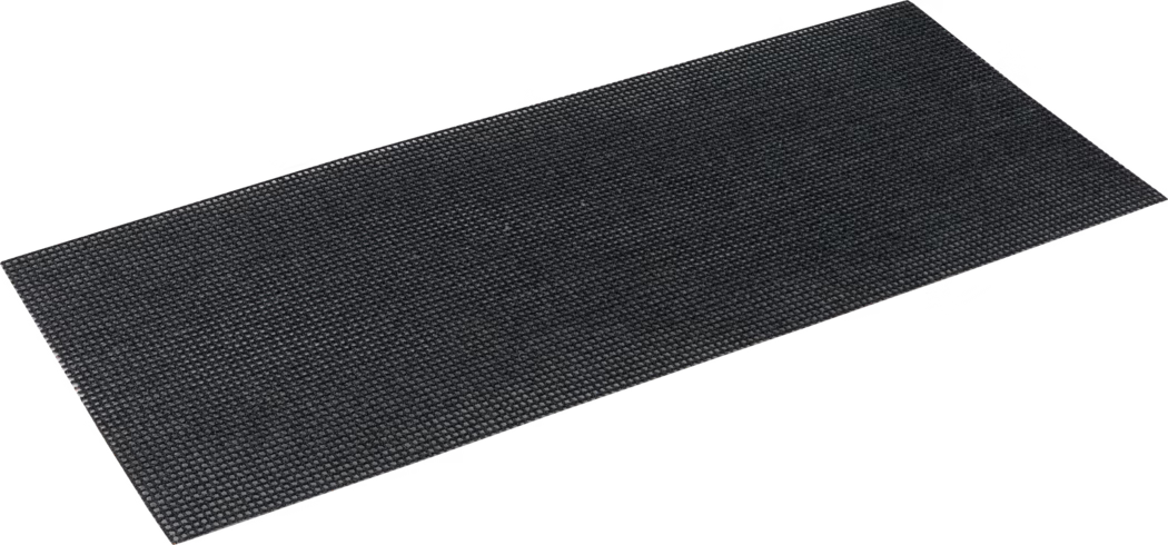 Rechteckige schwarze Anti-Rutsch-Matte, leicht schräg vor weißem Hintergrund fotografiert. Die Matte ist dünn und flach mit einer dicht strukturierten, kieselartigen Oberfläche aus kleinen erhabenen Punkten in gleichmäßigem Muster, vermutlich aus Gummi oder robustem Kunststoff gefertigt. Sie wirkt flexibel und strapazierfähig und eignet sich als Eingangsmatte, Schutzunterlage oder rutschfeste Oberfläche für stark frequentierte Bereiche; die Kanten sind gerade und die Farbe ein gleichmäßiges Dunkelgrau bis Schwarz.