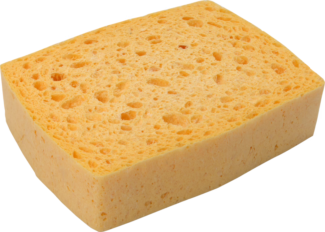 Pajarito_Dummy_Viscose sponge_017091_161992_2021-02 Nahaufnahme eines gelben, porösen, rechteckigen Reinigungsschwamms mit abgerundeten Ecken auf weißem Hintergrund, die weiche, saugfähige Schaumstruktur und sichtbare Poren zeigt.