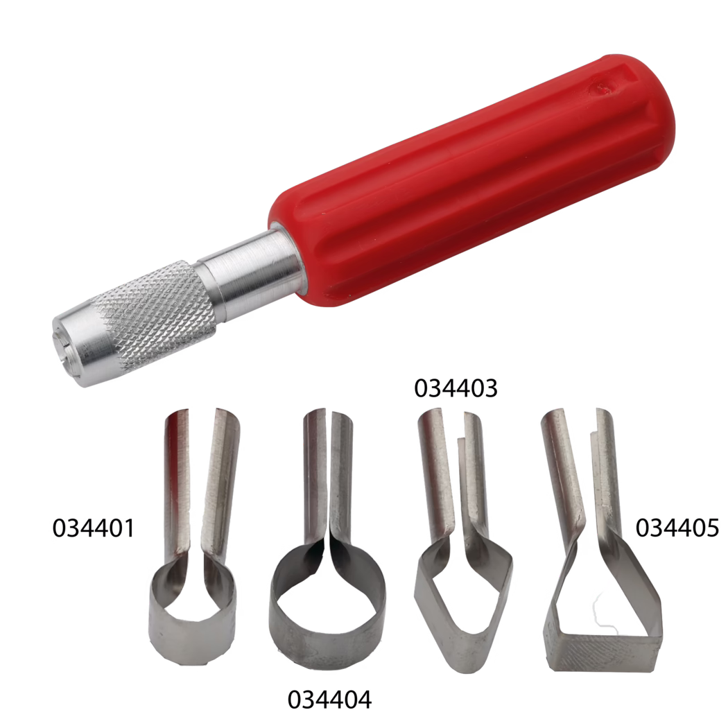 Pajarito_Dummy_Weld seam groover and replacemant blades sizes 1 2 3 4_034794_034401_034404_034403_034405_2026-10 Nahaufnahme eines Handwerkzeugs: roter Kunststoffgriff an einer strukturierten Metallachse, darunter mehrere metallische hohle Ausstecher-/Schneidaufsätze in verschiedenen Formen, beschriftet mit 034401, 034403, 034404 und 034405; weißer Hintergrund.