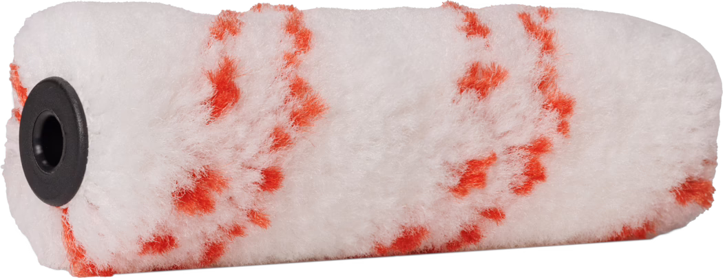 Nahaufnahme einer weissen, flauschigen Farbrollerhülse mit orangefarbenen Zickzackstreifen und schwarzer Kunststoff-Endkappe vor weissem Hintergrund.