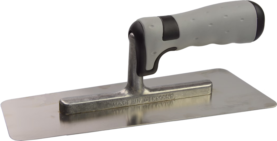 Edelstahl-Glättkelle mit rechteckiger, leicht abgerundeter Klinge und kurzem vertikalem Stiel. Der ergonomische graue Gummigriff mit schwarzen Akzenten sitzt über der Klinge; an der Blattbasis ist "MADE IN GERMANY" eingeprägt. Die Klinge weist feine Kratzer und Spiegelungen auf, wie bei einem zum Glätten von Putz, Mörtel oder Zement verwendeten Handwerkzeug. Nahaufnahme vor weißem Hintergrund, die Klingenfläche, Griffstruktur und die Prägung zeigt.