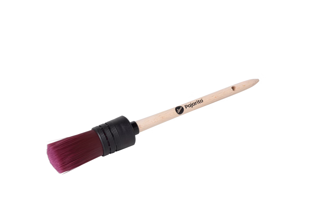 Pajarito_Dummy_Ring brush WaterSol P-Line size_179096_179097_179098_179099_2024-02 Ein runder Malpinsel mit einem naturfarbenen Holzgriff und einer schwarzen, geriffelten Zwinge, die dichte synthetische Borsten in tiefburgunder hält. Der glatte, helle Holzgriff besitzt ein kleines Aufhängeloch und trägt den aufgedruckten Markennamen 'pajarito'. Der kurze, zylindrische Pinselkopf eignet sich für detailreiches Malen, Kantenarbeit sowie das Auftragen von Lacken oder Beizen. Auf weißem Hintergrund fotografiert.