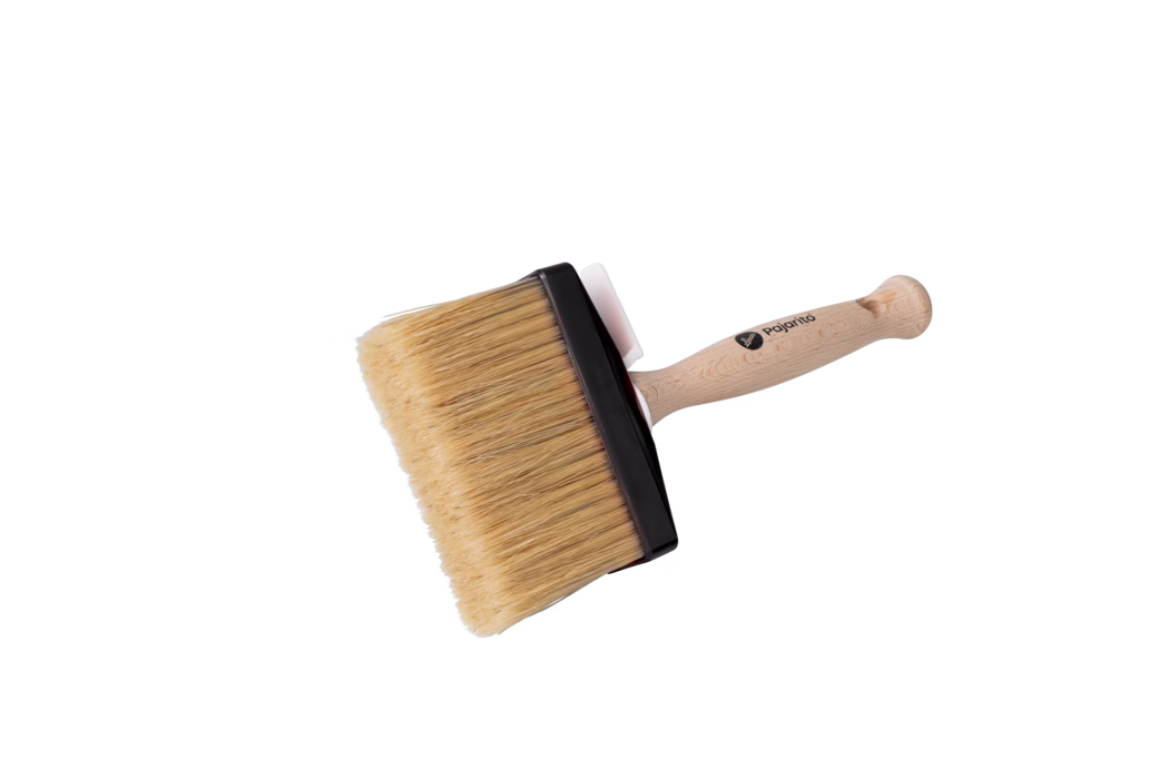 Ein grosser rechteckiger Flachpinsel mit dichten Naturborsten und hellem Holzgriff mit aufgedrucktem Markenlogo, vor weißem Hintergrund.