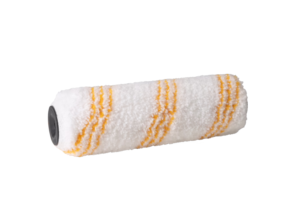 Nahaufnahme einer weißen, flauschigen Farbroller-Bespannung mit drei orangefarbenen schrägen Streifen, zylindrisch und unbenutzt, freigestellt vor weißem Hintergrund.