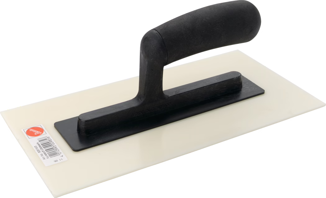 Eine rechteckige Glättkelle mit cremefarbenem Kunststoffsohle und schwarzem, ergonomischem Griff, fotografiert vor weißem Hintergrund. Das Werkzeug hat eine glatte Flächensohle zum Glätten von Putz oder Mörtel, einen gebogenen schwarzen Griff für besseren Halt und einen kleinen Produktaufkleber mit Barcode in einer Ecke.