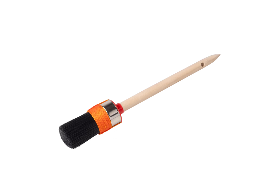Runder Malerpinsel mit naturfarbenem Holzgriff, schwarzen synthetischen Borsten, orangefarbener Ummantelung nahe der Metallzwinge und spitz zulaufendem Griffende mit Aufhängebohrung; auf weißem Hintergrund fotografiert, geeignet für Kantenarbeiten, Bastelprojekte und Detailanstriche.