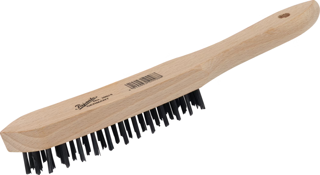 Drahtbürste mit Holzgriff und schwarzen, steifen Borsten, länglicher Buchenholzgriff mit Aufhängeloch, sichtbarer Barcode und Markenstempel auf dem Griff, leicht geneigter Bürstenkopf zum Schrubben und Reinigen von Metallflächen.