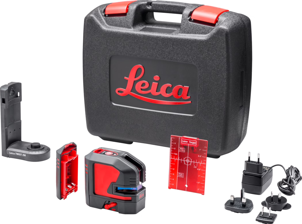 Schwarzer Hartschalen-Transportkoffer aus Kunststoff mit erhabenem roten „Leica“-Logo, dargestellt zusammen mit einem rot-schwarzen Laser-Nivelliergerät und Zubehör. Das Set enthält ein kompaktes selbstnivellierendes Lasergerät mit roten Akzenten, eine abnehmbare Batterieabdeckung, eine rote transparente Laser-Zielscheibe mit Skalenmarkierungen, eine kleine verstellbare Montagehalterung mit der Beschriftung „Leica TWIST 250“, ein Netzladegerät und mehrere internationale Steckdosenadapter. Alle Komponenten sind auf weißem Hintergrund angeordnet; der Koffer verfügt über einen Griff und rote Verschlüsse.