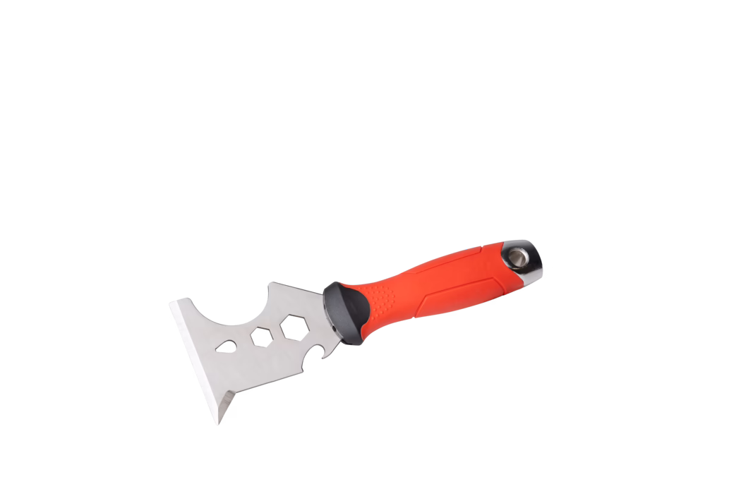Pajarito_Dummy_Multifunctional spatula soft handle P-Line_178403_2024-02 Ein mehrzweckiger Schaber aus Edelstahl mit einer dreieckigen flachen Klinge und einem rot gummierten ergonomischen Griff. Die Klinge besitzt eine scharf geschliffene abgeschrägte Schabkante, eine spitze Ecke und mehrere Aussparungen in Form von Sechskantöffnungen und einer tropfenförmigen Öffnung, die als Steckschlüssel und zum Entfernen von Farbe dienen. Der Griff hat eine strukturierte Oberfläche, einen schwarzen Gummikragen nahe der Klinge zum Handschutz und ein Metallöse am Griffende zum Aufhängen. Das Werkzeug ist vor weißem Hintergrund fotografiert.