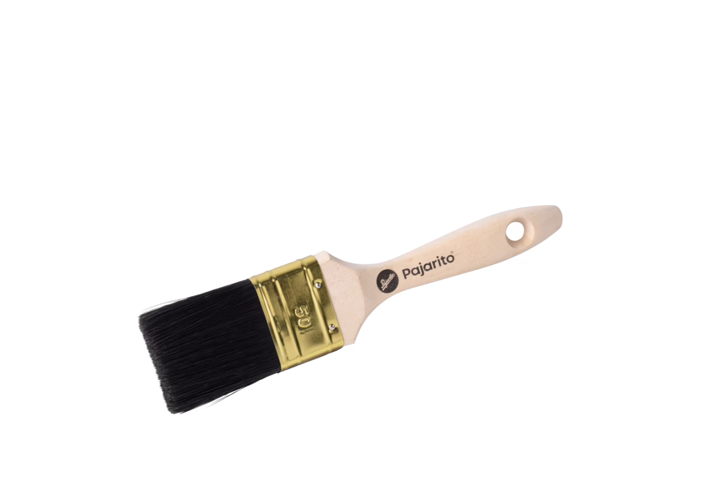 Ein Flachpinsel mit hellem Holzgriff und schwarzen synthetischen Borsten, goldfarbener Metall-Zwinge mit Prägung '50' und Aufhängeloch im Griff. Der Markenname 'Pajarito' ist auf dem Griff aufgedruckt. Auf weißem Hintergrund freigestellt.
