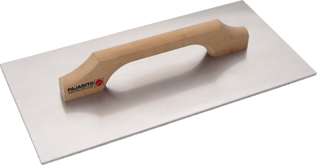 Pajarito_Dummy_Styrofoam plane aluminium plate_038737_038738_2021-02 Eine rechteckige Glättkelle aus Edelstahl mit glatter, leicht reflektierender Platte und ergonomisch geformtem, hellem Holzgriff. Der Griff aus Buchenholz trägt das aufgedruckte Markenlogo 'PAJARITO WERKZEUGE' in Schwarz und Rot. Fotografiert aus schräger Draufsicht auf weißem Hintergrund, mit dezenten Schatten und sichtbarer dünner Kantenkante der Platte.