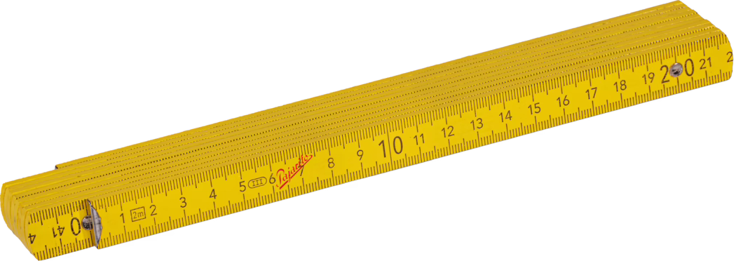 Pajarito_Dummy_Metre rule wood_014274_2021-11 Ein gelber klappbarer Holzmaßstab mit metrischer Zentimeterskala bis 20 cm, sichtbaren Metallscharnieren und Schrauben, leicht abgenutztem Lack und deutlich sichtbaren Segmentverbindungen vor weißem Hintergrund.