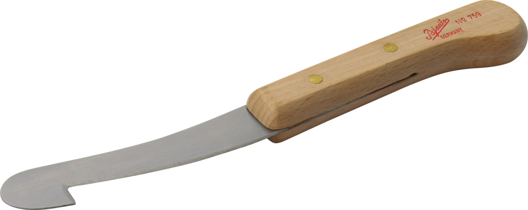 Kleines Küchenmesser mit gebogener, schmaler Klinge aus Edelstahl, die in einer hakigen Spitze endet, und einem hellen Holzgriff, der mit zwei Messingnieten befestigt ist; auf dem Griff befindet sich ein roter Stempel mit der Aufschrift 'Germany'. Eignet sich zum Schneiden und Servieren von Käse oder zum Bestreichen weicher Lebensmittel.
