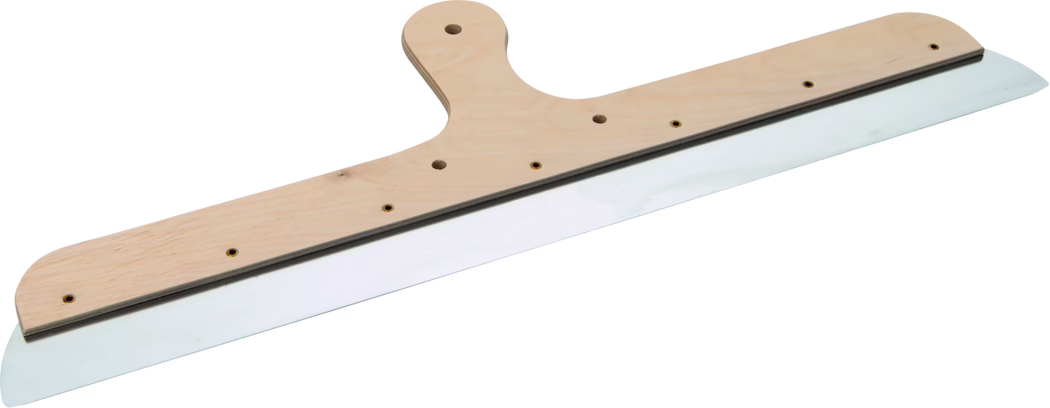 Breite Holz-Spachtel mit Edelstahlblatt; Sperrholzkörper mit mittigem Griff, mit Messing verstärkte Schraubbohrungen und mehrere Befestigungsbuchsen, zum Glätten von Putz, Spachtelmasse oder Estrich. Helles Naturholz-Finish, lange flexible Metallklinge mit leicht abgerundeten Enden, auf weißem Hintergrund fotografiert.