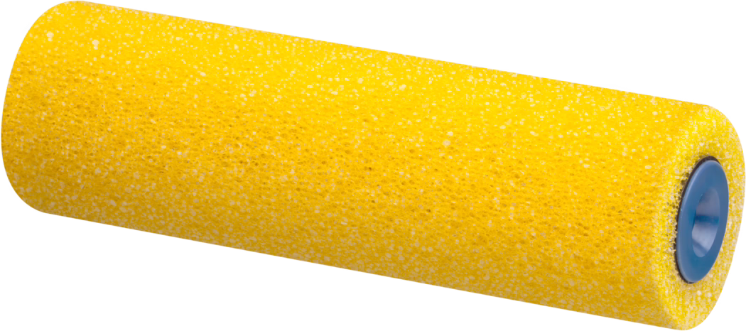 Pajarito_Dummy_Foam coarse Easy Line_169087_2021-11 Nahaufnahme einer gelben Schaumstoff-Farbrollerhülse mit gesprenkelter Textur und blauem Kunststoffkern, freigestellt auf weißem Hintergrund.