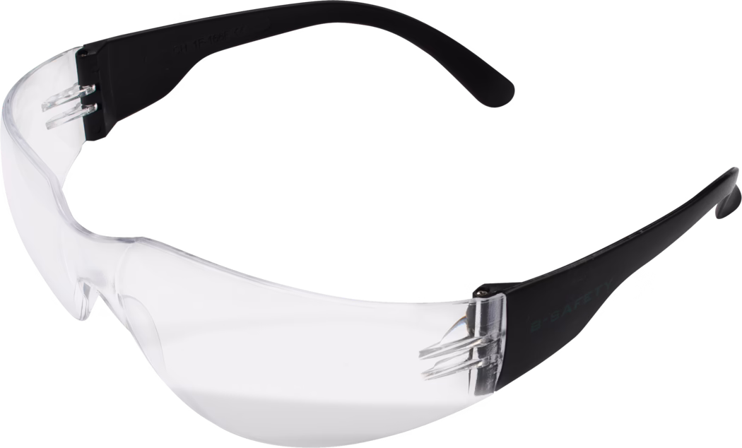 Pajarito_Dummy_Safety goggles full view_033850_2021-02 Klare, umschließende Schutzbrille mit einteiligem, transparentem, gebogenem Visier und schwarzen Bügeln. Das einteilige Visier bietet großen Abdeckungsbereich und eine integrierte Nasenbrücke; die Bügel sind schlank, leicht gebogen und schwarz, mit kleinen Metallnieten an den Scharnieren. Leichte Schutzbrille für allgemeinen Augenschutz gegen Staub, fliegende Partikel und leichte Spritzer bei Heimwerkerarbeiten, in der Werkstatt oder im Labor.