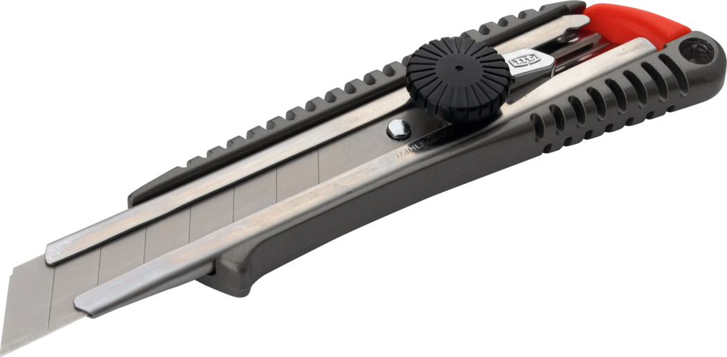 Pajarito_Dummy_NT-Cutter L-500G locking wheel_034764_2021-02 Nahaufnahme eines einziehbaren Teppichmessers / Cuttermessers mit teilweise ausgefahrener, segmentierter Abbrechklinge. Das Werkzeug hat einen grauen Kunststoffkörper mit geriffeltem Griff, zwei parallelen Metallführungen für die Klinge, ein schwarzes, rundes Arretierungsrad und eine rote Kunststoff-Endkappe. Die Edelstahlklinge zeigt eingeritzte Bruchstellen zum Abbrechen einzelner Segmente. Auf weißem Hintergrund aus leichter Schrägperspektive fotografiert, hochauflösend und detailreich zur Produktbeschreibung.