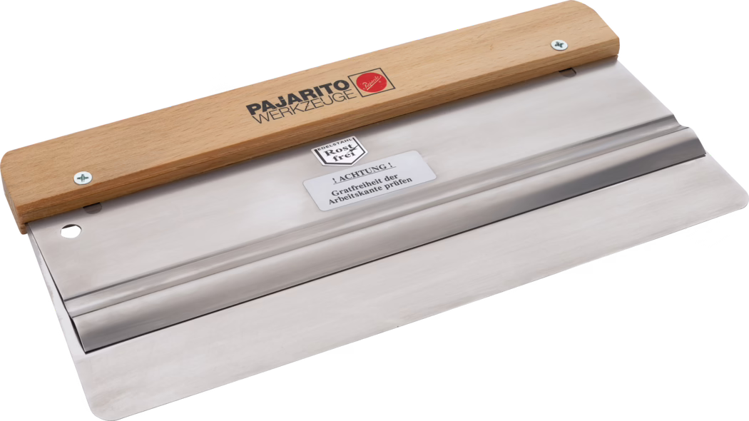 Pajarito_Dummy_Rapid spatula rounded Performance Line_012895_037291_2021-02 Große Edelstahl-Spachtel/Flächenspachtel mit breiter, flacher polierter Klinge und hellem Holzgriff. Die rostfreie Stahlklinge hat eine gerade Arbeitskante mit abgerundeten Ecken, eine flache Mittelrippe zur Versteifung und in der Nähe eines Endes eine runde Aufhängebohrung. Der Holzgriff ist mit zwei Schrauben befestigt und trägt die schwarze Beschriftung 'PAJARITO WERKZEUGE' sowie ein kleines rotes Emblem; auf der Klinge befindet sich ein Herstelleraufkleber mit der Aufschrift 'EDELSTAHL Rostfrei' und ein Warnhinweis weist darauf hin, die Gratfreiheit der Arbeitskante zu prüfen. Das Werkzeug ist vor weißem Hintergrund leicht diagonal abgebildet, wodurch die glatte, reflektierende Metalloberfläche, die sauberen Kanten und die robuste Verarbeitung betont werden; es eignet sich zum Glätten von Putz, Klebstoffen oder Spachtelmasse.