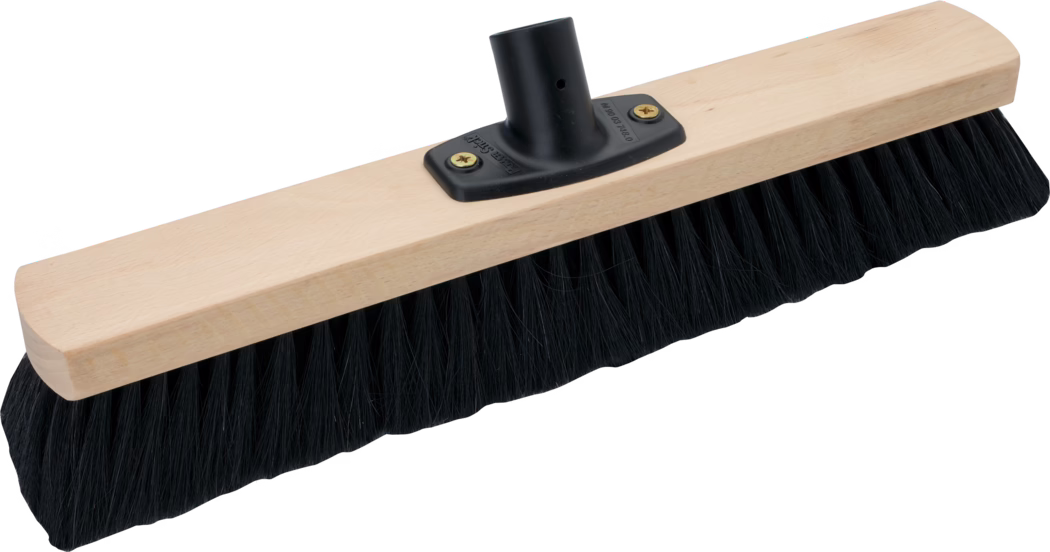 Pajarito_Dummy_Hall broom horsehair_037873_017213_2021-02 Ein Besenkopf aus hellem, glattem Holz mit dichten schwarzen Kunstfaserborsten und einer schwarzen Kunststoffaufnahme für den Stiel, befestigt mit zwei Messingschrauben; der rechteckige Block hat abgerundete Enden und die langen, gleichmäßigen Borsten eignen sich zum Fegen von Böden.