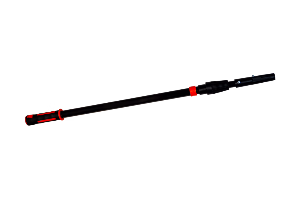 Pajarito_Dummy_189028_189029_189030_Telescopic rod Pajaclick_2026-03 Schwarzer ausziehbarer Teleskopstiel mit roten Akzentringen und einem rot-schwarzen ergonomischen Gummigriff. Der Stiel wirkt aus leichtem Metall oder verstärktem Kunststoff gefertigt und verfügt über einen Schaft, ein Dreh- oder Druckknopf-Verriegelungselement in der Nähe des Arbeitsendes sowie eine Aufnahme zur Befestigung von Werkzeugen wie Farbwalzen, Bürsten oder Reinigungsaufsätzen. Die Oberfläche ist matt schwarz mit kontrastierendem roten Besatz, der Griff hat strukturierte Gummipads für Rutschfestigkeit. Das Bild zeigt den Stiel isoliert vor weißem Hintergrund, diagonal fotografiert, wobei Griff und verstellbare Kupplung betont werden.