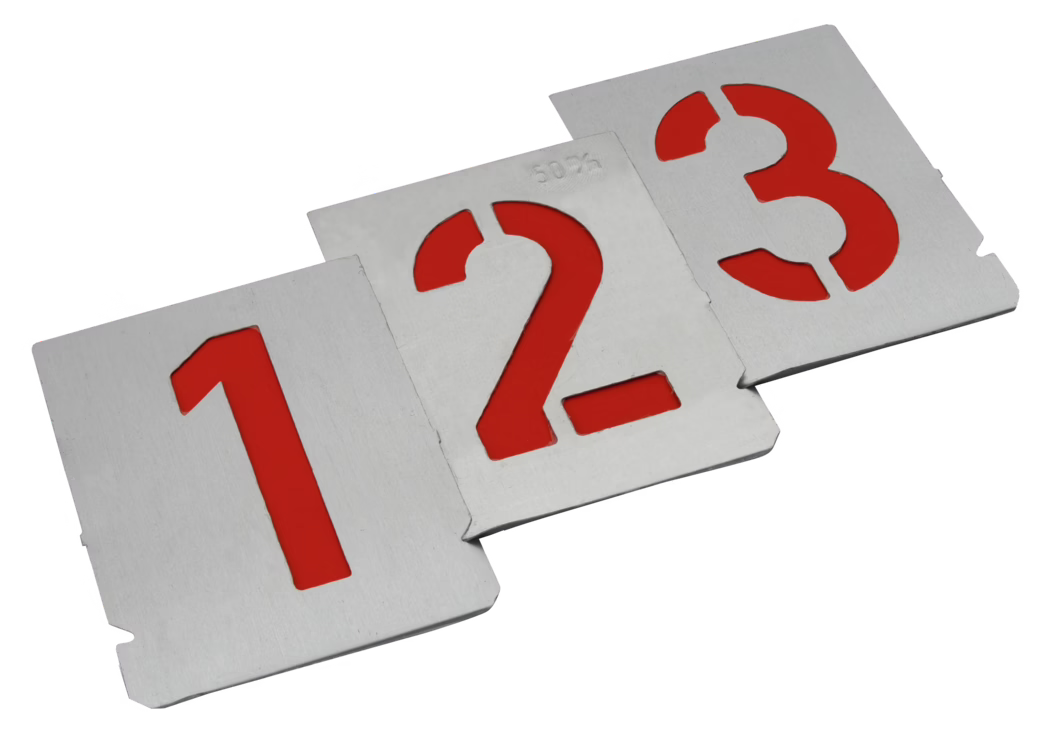 Pajarito_Dummy_Marking stencil set 0-9_051913_035965_035966_033170_033195_033206_039207_033208_035968_035959_035962_035964_033110_050731_033138_033165_2021-11 Drei rechteckige Metallschablonen mit ausgeschnittenen Ziffern '1', '2' und '3', durch die eine kräftig rote Rücklage sichtbar ist. Die silberfarbenen Platten sind diagonal von vorne links nach hinten rechts angeordnet und überlappen sich leicht. Die Oberfläche zeigt feine Bürststrukturen und sauber gestanzte Kanten; an den Rändern sind kleine Einrastnuten erkennbar. Die Ziffern sind klar und geometrisch geschnitten, wodurch ein starker Kontrast zwischen dem matten Metall und dem leuchtenden Rot entsteht. Dezente Studiobeleuchtung erzeugt Schatten und feine Reflexe; der Hintergrund ist weiß. Die Schablonen wirken robust und industriell gefertigt, geeignet zum Markieren oder Anmalen von Oberflächen.