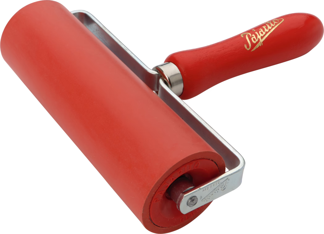 Pajarito_Dummy_Pressure roller hard rubber_036075_054573_2021-02 Nahaufnahme einer roten Gummirakelwalze, die beim Druck und zum Glätten von Oberflächen verwendet wird. Die zylindrische rote Gummiwalze ist in einem U-förmigen Metallgestell montiert und besitzt einen gedrehten, rot lackierten Holzgriff mit goldener Beschriftung; Oberfläche der Walze und Metallglanz sind vor weißem Hintergrund gut sichtbar.
