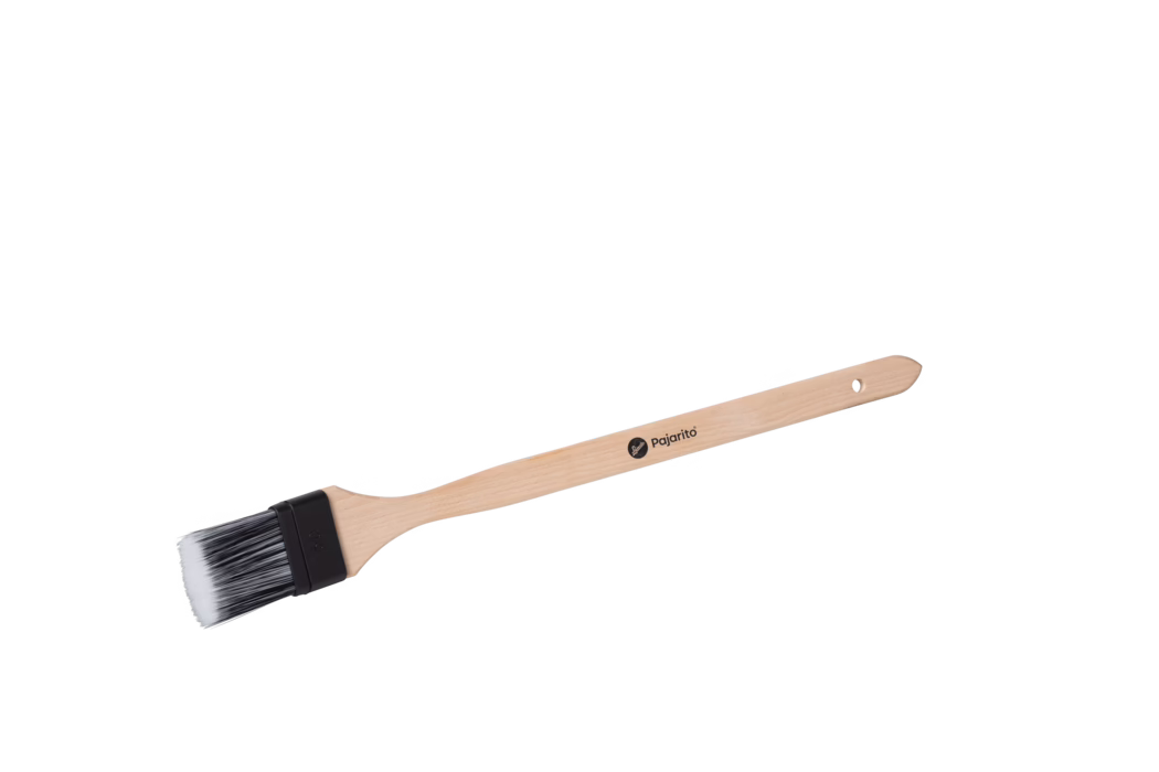 Langer Holzgriff-Pinsel zum Bestreichen mit schwarzer Zwinge und synthetischen Borsten, an der Basis schwarz und an den Spitzen weiß; der helle Holzgriff trägt ein 'pajarito'-Logo. Produktbild auf weißem Hintergrund.