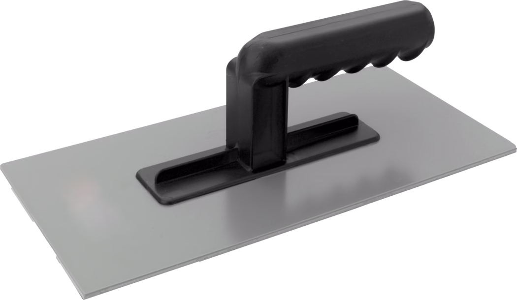 Rechteckiges Metallglätter mit glatter Edelstahlfläche und schwarzem ergonomischem Kunststoffgriff, aus schräger Draufsicht fotografiert; zum Glätten und Fertigstellen von Putz-, Zement- oder Mörteloberflächen.