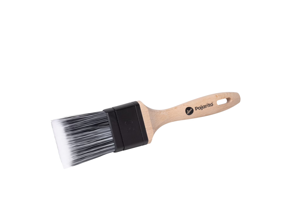 Ein hochauflösendes Studiofoto eines Flachpinsels mit einem Holzgriff und synthetischen schwarz-weißen Borsten. Der Griff besteht aus hellem Buchenholz, ist ergonomisch geformt und hat ein Aufhängeloch; die Marke 'Pajarito' ist auf dem Griff aufgedruckt. Die Zwinge ist aus schwarzem Kunststoff mit der Prägung '50' und hält dichte, gerade Borsten, die an den Spitzen weiß und an der Basis schwarz sind. Der Pinsel liegt auf einem sauberen weißen Hintergrund, leicht diagonal gezeigt, wodurch die flache, quadratische Borstenform und die professionelle Verarbeitung betont werden.