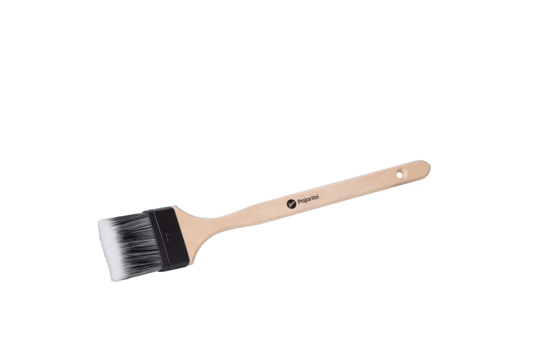 Pinsel mit Holzgriff, langer heller Holzstiel, schwarze Metallzwinge und dichte synthetische Borsten, die von schwarz an der Basis zu weiß an den Spitzen übergehen; kleines rundes Loch am Ende des Griffs und die Marke 'Pajarito' auf dem Griff aufgedruckt; fotografiert vor weißem Hintergrund.