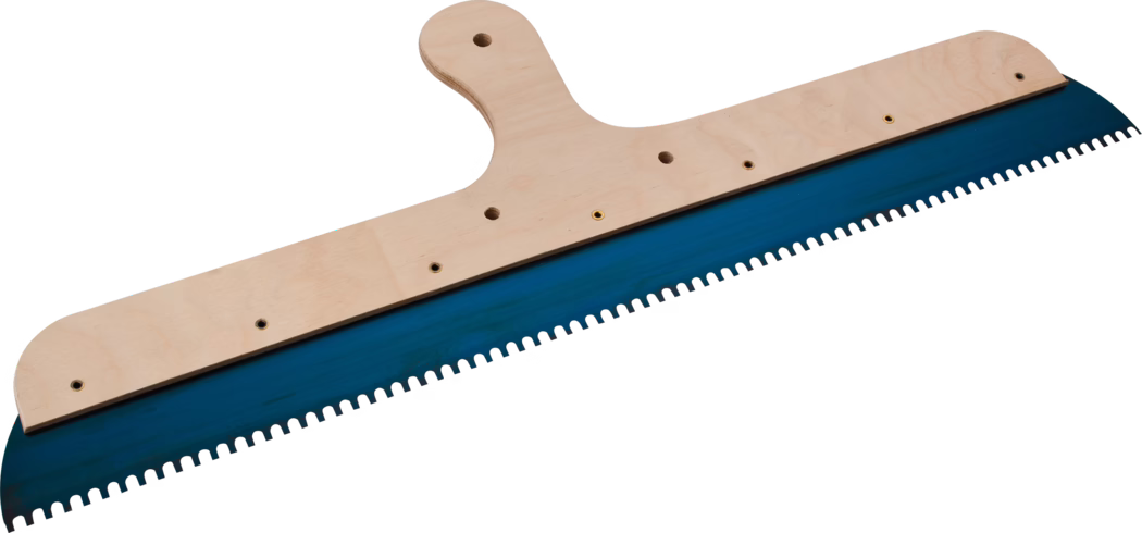 Pajarito_Dummy_Swedish squeegee_012860_2021-02 Großer Zahnspachtel mit hellem Sperrholzgriff: ein breiter, flacher Holzgriff mit mehreren runden Befestigungsbohrungen und einem kurzen senkrechten Handgriff. Unter dem Griff befindet sich eine lange blaue Metallklinge mit gleichmäßig angeordneten rechteckigen Zähnen entlang der Unterkante, die ein gezahntes Profil bilden. Das Werkzeug wird zum Auftragen von Klebstoffen, Mörtel oder Nivelliermassen im Bauwesen und bei Fliesenarbeiten verwendet. Auf dem Griff ist die natürliche Holzmaserung zu sehen, die Klinge ist blau lackiert. Das Werkzeug ist diagonal freigestellt vor weißem Hintergrund fotografiert und zeigt die gesamte Länge der gezahnten Kante.