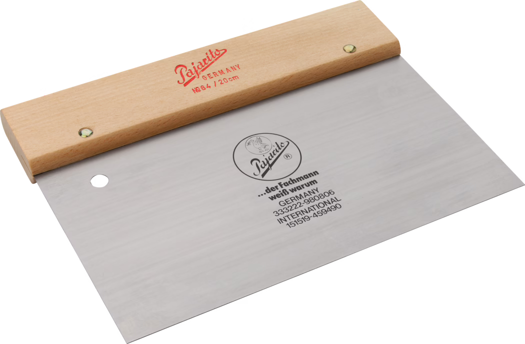 Pajarito_Dummy_Door spatula_034388_034395_2021-02 Breiter Edelstahlspachtel mit hellem Holzgriff, durch zwei Nieten befestigt, roter Aufdruck 'Pajacito GERMANY No64 / 20cm' am Griff und rundes Markenlogo auf der Klinge; rechteckige flache Klinge mit rundem Aufhängeloch, zum Verteilen und Glätten von Putz, Kleber oder Spachtelmasse.