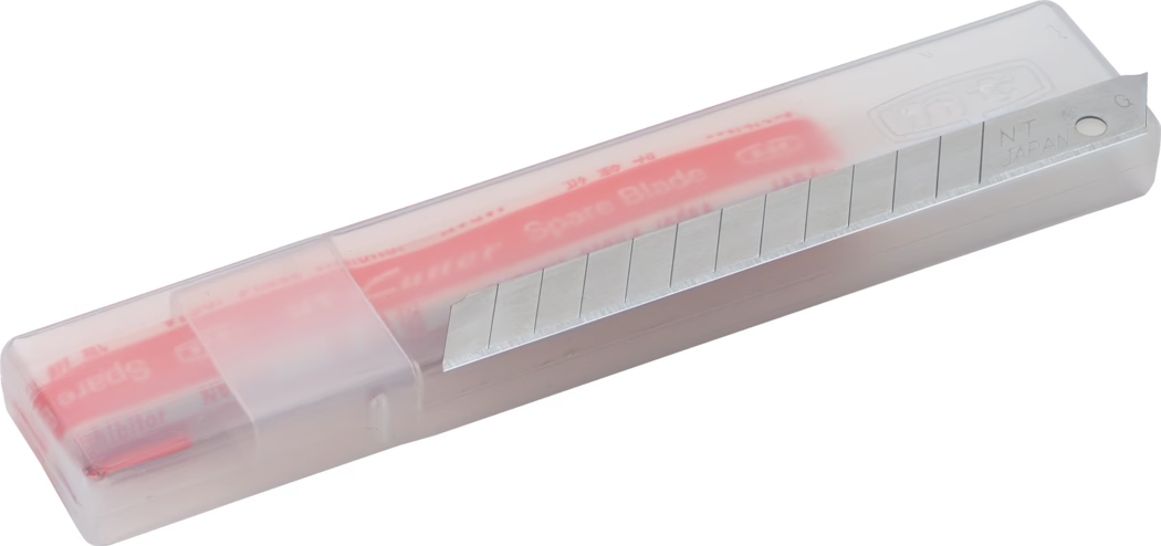 Nahaufnahme eines transparenten Kunststoffbehälters mit einer segmentierbaren Ersatzklinge für Teppichmesser. Das milchig-transparente Etui zeigt eine rote Innenschiene und eine teilweise herausgeschobene silberne Abbrechklinge mit mehreren Bruchkerben; auf der Klinge ist die Prägung „NT JAPAN“ erkennbar. Das rechteckige Behältnis mit abgerundeten Ecken und Schiebedeckel liegt auf weißem Hintergrund und betont die scharfe, reflektierende Metalloberfläche und die kompakte Ersatzklingenpatrone.