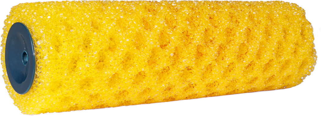 Nahaufnahme einer leuchtend gelben, strukturierten Farbrollerhülse aus offenporigem, schwammartigem Schaumstoff mit poröser Oberfläche und leichten Farbresten; erkennbar ist eine dunkelblaue Kunststoff-Endkappe. Geeignet zum gleichmäßigen Auftragen von Farbe an Wänden und Oberflächen.