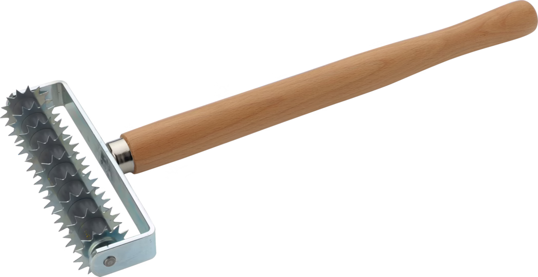 Ein Metall-Teigroller mit Holzgriff: Handroller mit rechteckigem Metallrahmen, in dem mehrere gezackte Stahlräder auf einer Achse sitzen. Der helle Holzgriff ist glatt und konisch; der verzinkte Rahmen und die gezackten Räder dienen dazu, Teig (z. B. Blätterteig oder Pizzateig) punktuell zu perforieren, um Luftblasen beim Backen zu verhindern. Freigestellt auf weissem Hintergrund.