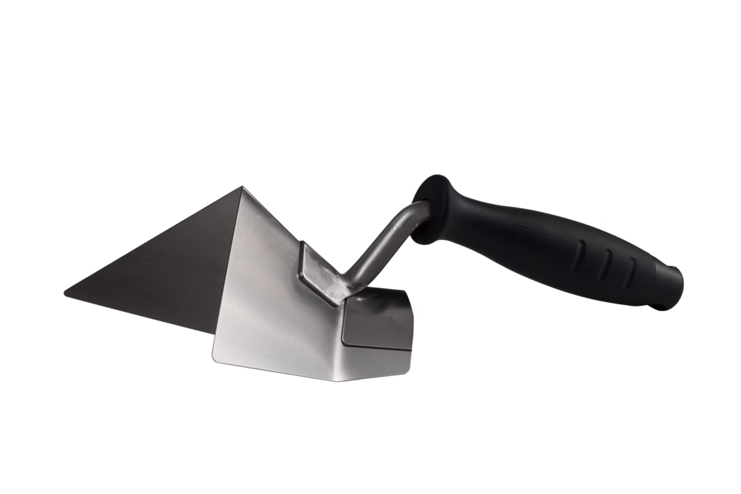 Pajarito_Dummy_Special Outside corner filler_175830_-2023-03 Nahaufnahme einer Eckkelle aus rostfreiem Stahl mit schwarzem, ergonomischem Kunststoffgriff. Die dreieckige, abgeschrägte Metallklinge bildet eine scharfe rechte Winkelkante, die zum Auftragen und Formen von Mörtel oder Putz bei Maurer- und Verputzarbeiten verwendet wird. Ein kurzer gebogener Schaft verbindet die Klinge mit dem rutschfesten, komfortablen Griff; das Werkzeug ist auf weißem Hintergrund abgebildet.