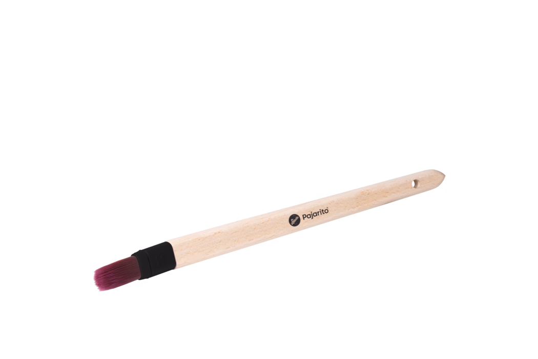 Pajarito_Dummy_Flat brush curved WaterSol P-Line_179102_179103_2024-02 Ein Pinsel mit Holzgriff, kurzen magentafarbenen synthetischen Borsten, schwarzer Zwinge und einem kleinen Aufhängeloch am Griffende; der Griff zeigt die Marke 'pajarito'. Auf weißem Hintergrund.