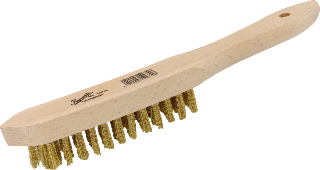 Pajarito_Dummy_Brass wire brush_034752_034753_034754_034755_014380_2021-02 Handliche Drahtbürste mit glattem, hellem Holzgriff und einer Reihe verdrillter, messingfarbener Metallborsten. Der längliche Holzblock geht in einen abgerundeten ergonomischen Griff über, der am Ende ein Aufhängeloch aufweist. Auf der Oberseite des Griffs sind ein aufgedrucktes Markenlogo und ein Barcode zu sehen. Die Metallborsten sind in mehreren kurzen Büscheln angeordnet, wirken gekreppt und an den Spitzen leicht unregelmäßig und eignen sich für kräftiges Reinigen sowie das Entfernen von Rost, Farbe oder Schmutz von Metallflächen. Das Holz zeigt eine natürliche, unbehandelte Optik mit sichtbarer Maserung. Die Bürste ist auf weißem Hintergrund leicht schräg fotografiert.